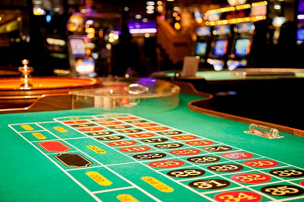 1001 slot platform interface showing sportsbook, live tables, and slots